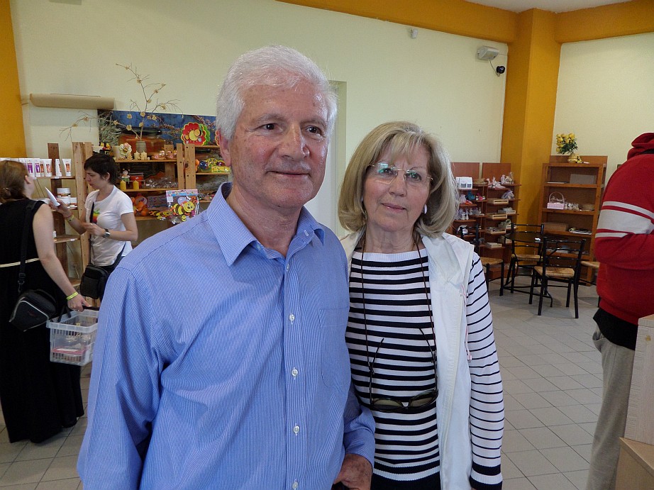 Ο Νίκος Μελισσουργός με τη σύζυγό του στις εγκαταστάσεις της επιχείρησης, φωτ. Ν.Α. (για την ΕΔΑ, 2014)